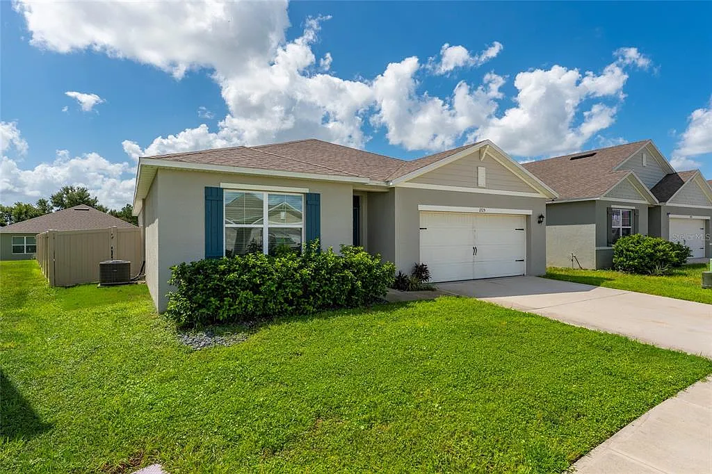 4 bed, 2.0 bath, 1828 sqft, $3,200 — Photo 3