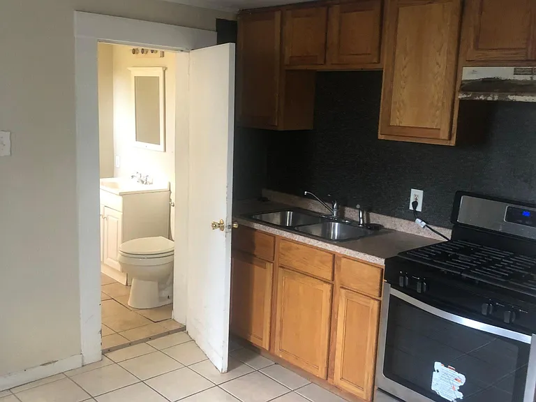 2621 Urquhart St — Photo 3