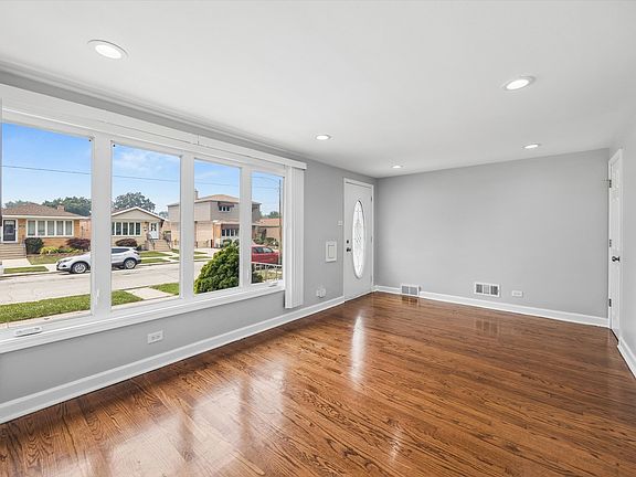 2nd image of 5153 S Oak Park Ave