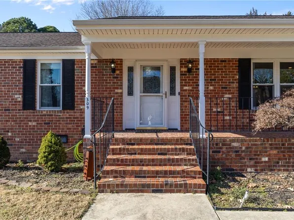 309 Moonefield Dr, Smithfield, VA 23430