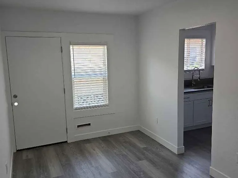 871 E 49th St #1/4 — Photo 3