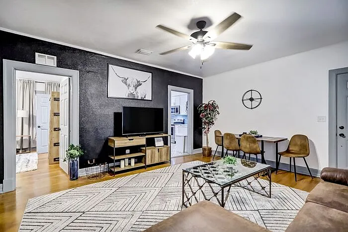 136 Phelps St — Photo 4