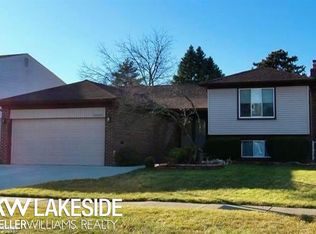 32635 Karns Dr, Warren, MI 48088