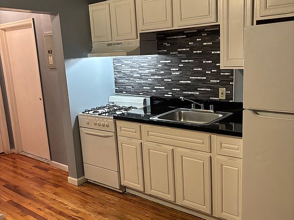 2nd image of 4175 Bronxwood Ave APT 3