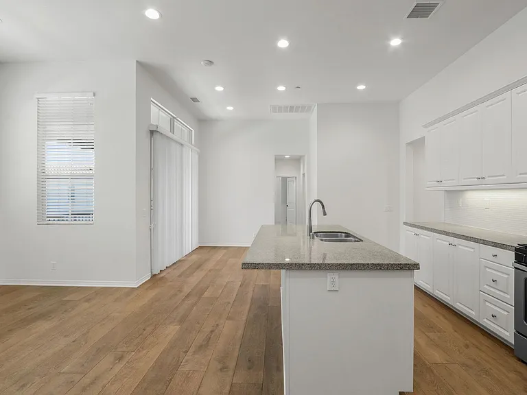 82 Parkwood — Photo 9
