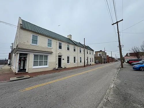 201 E Bank St Photo 1