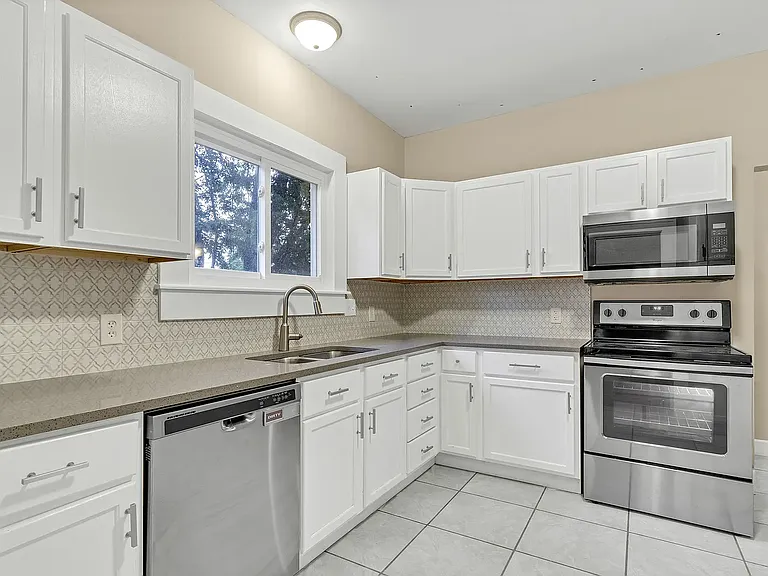 330 Bernard Ave — Photo 25