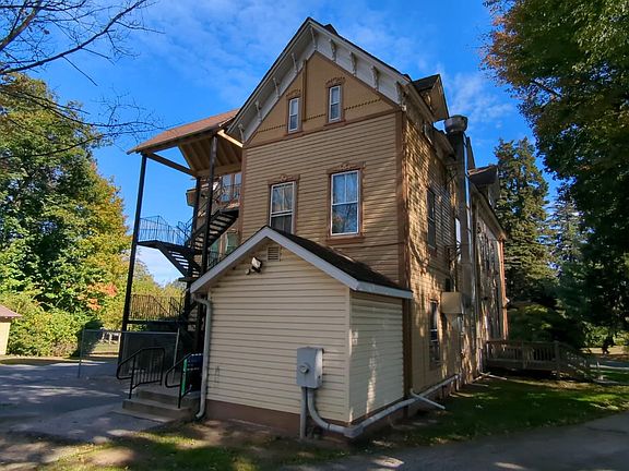 3rd image of 900 Main St