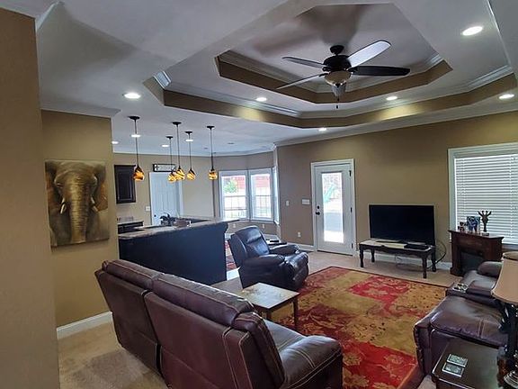 3rd image of 224 Creekwood Ln