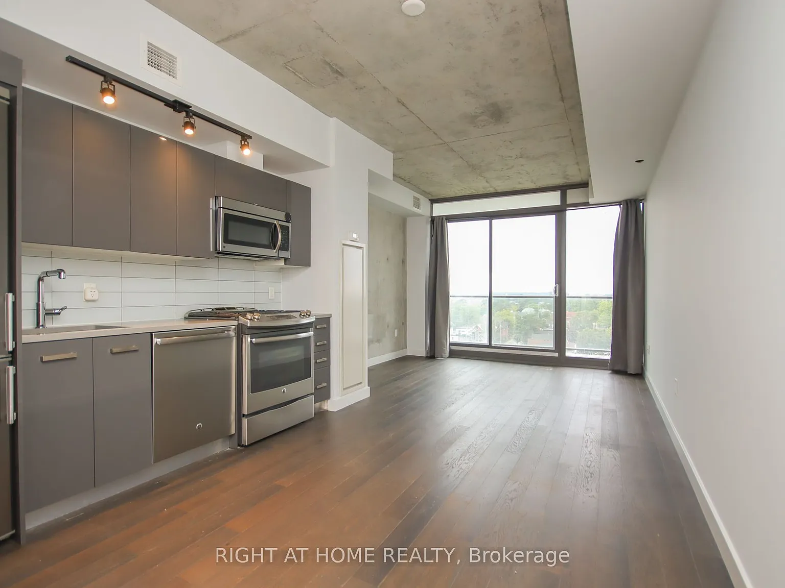 224 Lyon St N — Photo 4