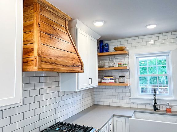 5th image of 1207 Cary Ct