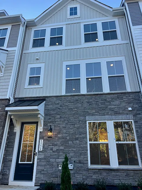 4 bed, 3.5 bath, 2008 sqft, $2,895 — Photo 2