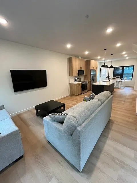 M Lofts Townhome| Spacious 6 Bed 4 Bath|$750 Each Bedroom | Avail 6/1/26|Semi-Furnished — Photo 2