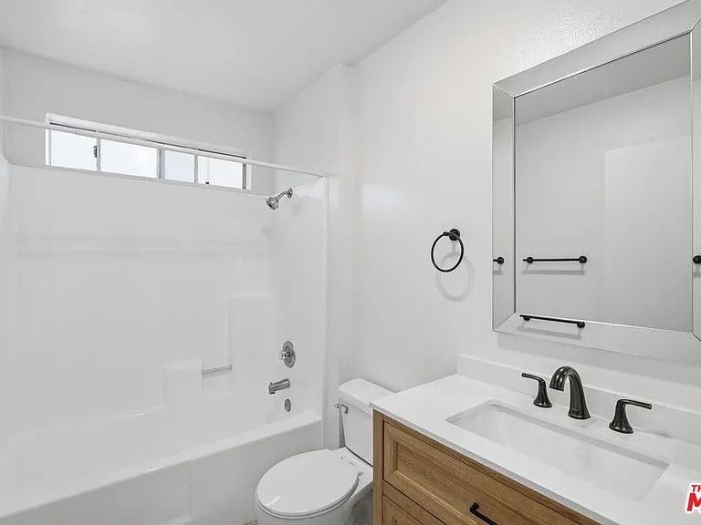 14551 Vose St #C — Photo 10