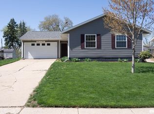 5618 Oakbrook Rd, Davenport, IA 52806
