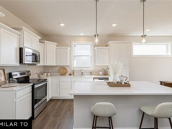 3rd image of 402 NE Country Meadow Dr