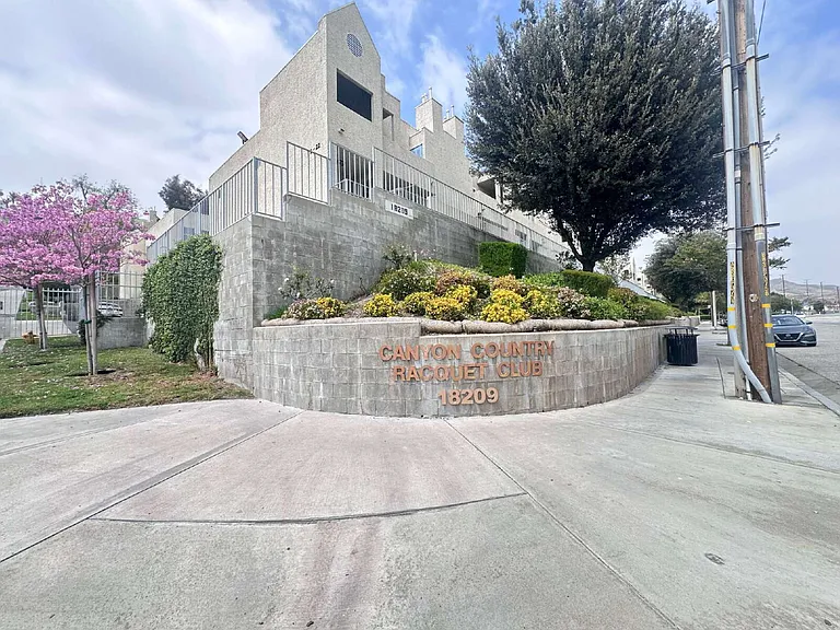 18209 Sierra Hwy — Photo 17