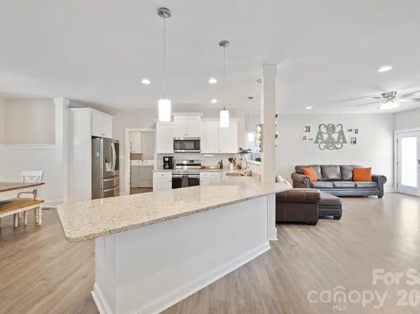1544 Farmington Hills Dr, Conover, NC 28613