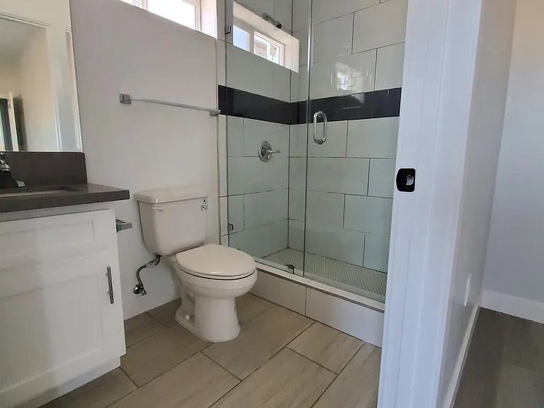 1216 W 39th St #8 — Photo 9