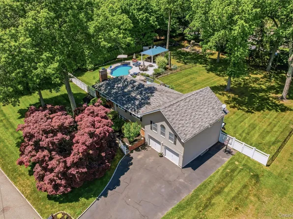 6 Biret Drive, Airmont, NY 10952