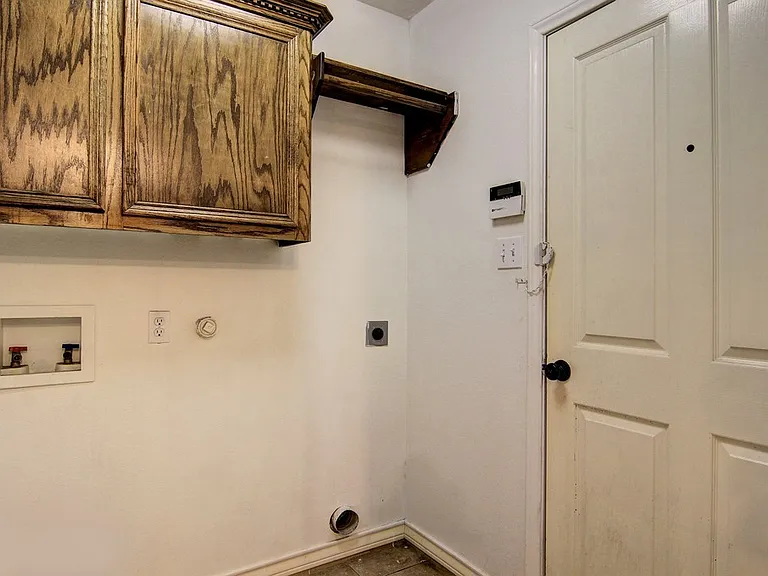 2418 Handlin Dr — Photo 17