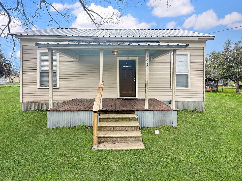104 Russek St