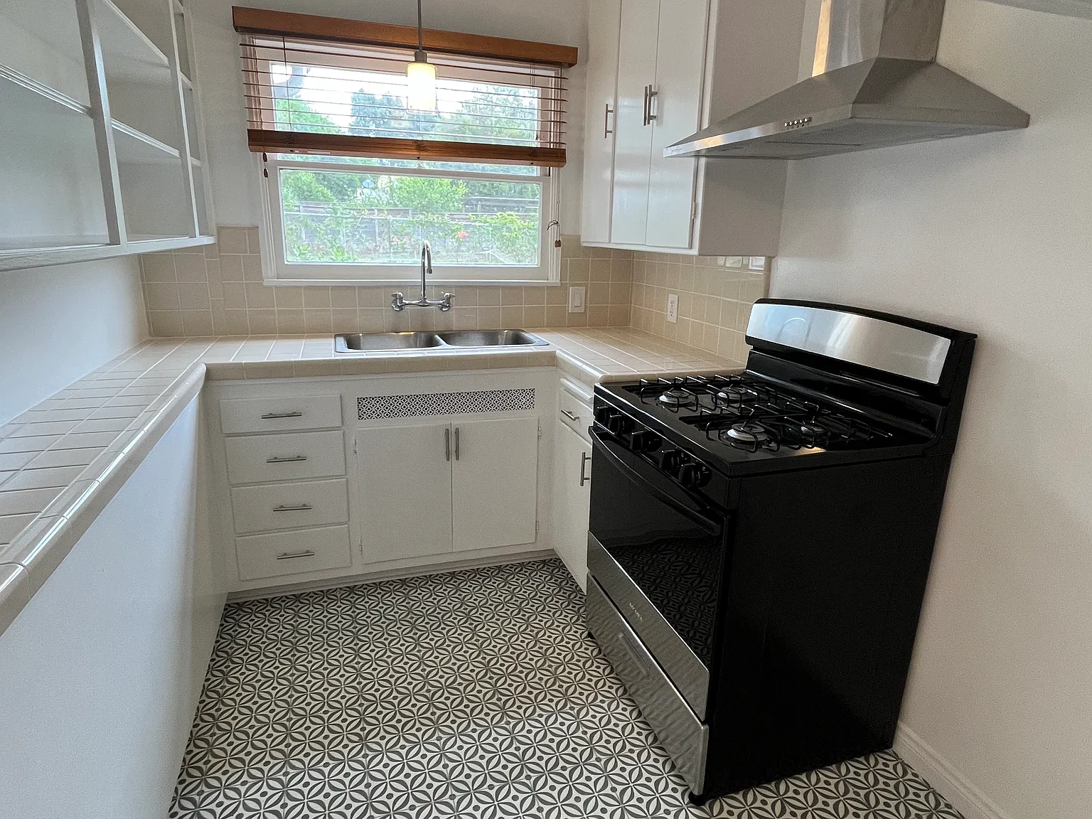 1503 1/2 N Grand Oaks Ave — Photo 4