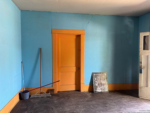 5th image of 823 W French