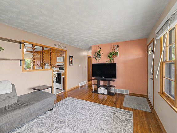 4th image of 2479 Robin Rd
