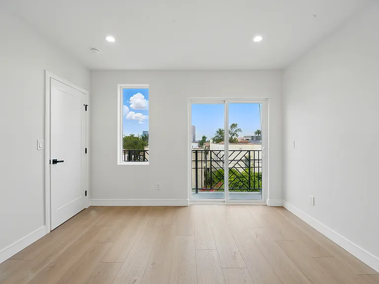 8236 1/2 Blackburn Ave — Photo 17