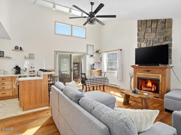 6433 Marvin Gdns, Tobyhanna, PA 18466