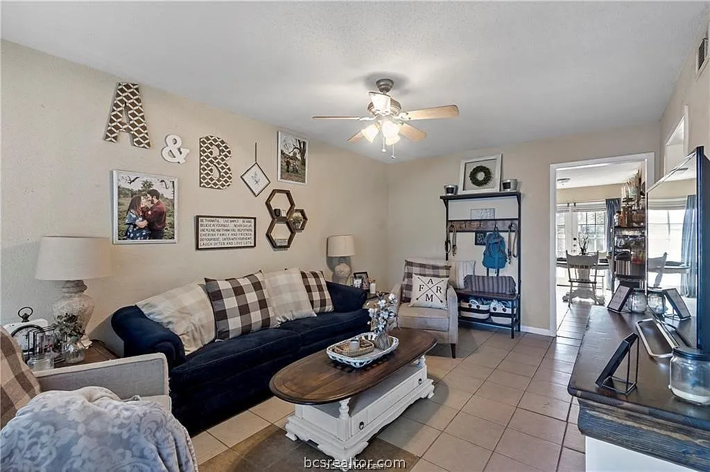 2 bed, 841 sqft, $1,135 — Photo 2
