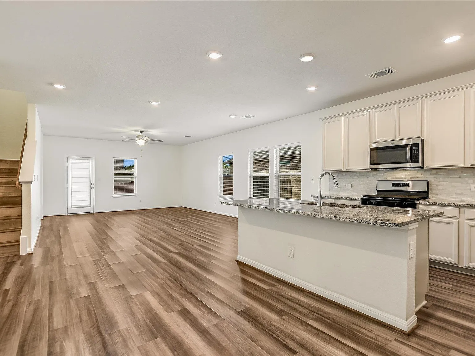 4 bed, 2.5 bath, 2782 sqft, $2,450 — Photo 3