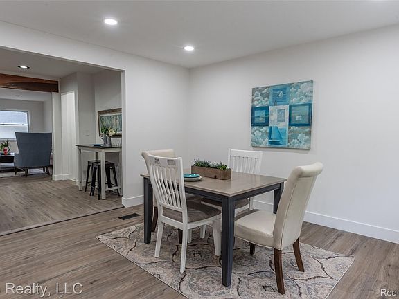 5th image of 2256 Garry Dr