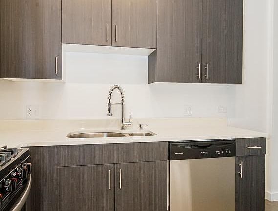 3rd image of 605 W Lake St