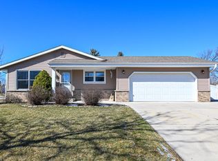 10571 S McGraw Dr, Oak Creek, WI 53154