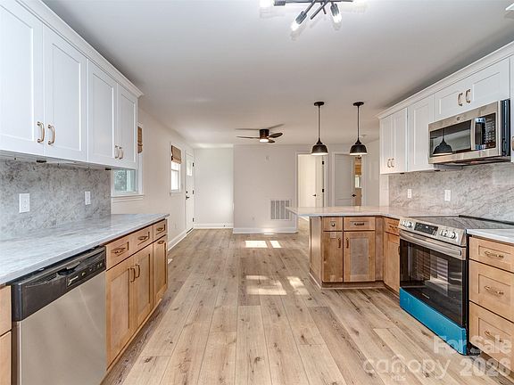 5th image of 408 S Jackson Ave