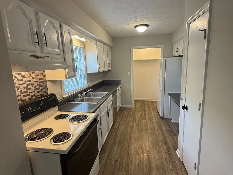 1232 Hamilton Dr — Photo 16