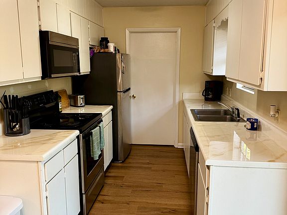 3rd image of 518 Pinafore Ln
