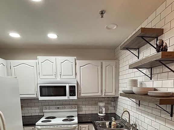 4th image of 211 Heritage Blvd Suite 301