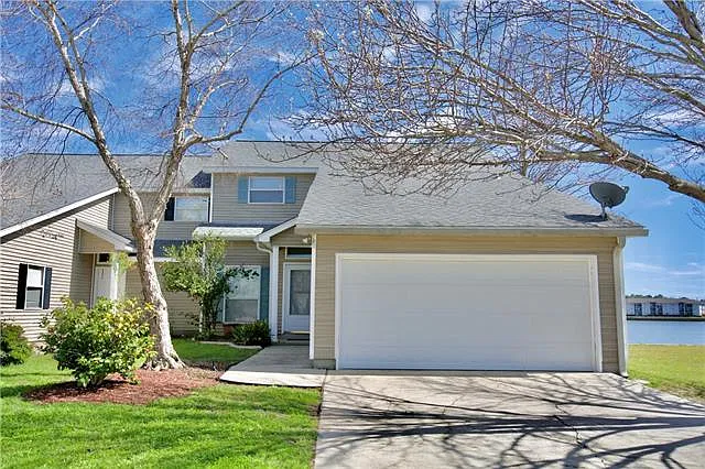 4 bed, 2.5 bath, 2413 sqft, $3,000 — Photo 2