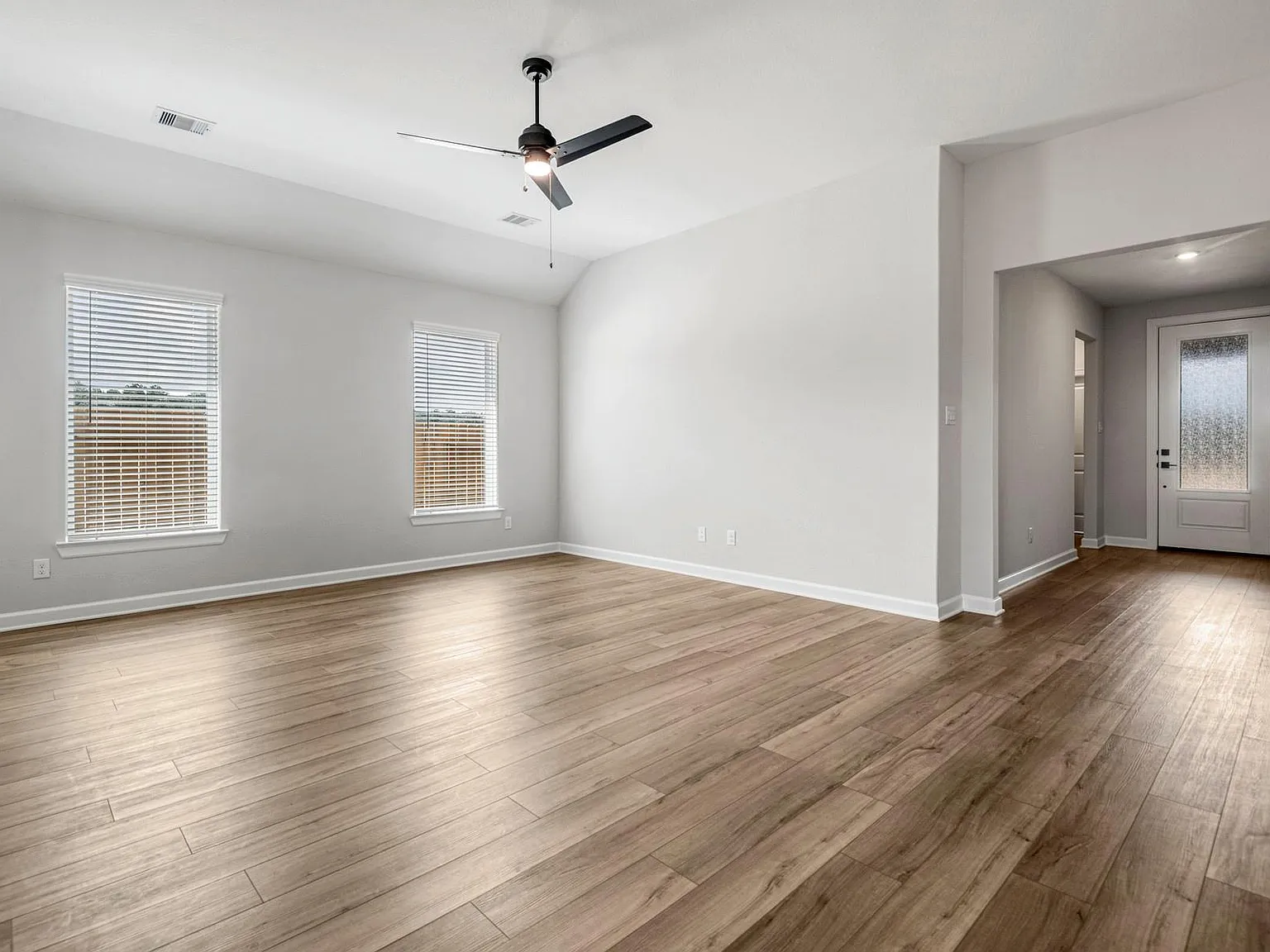4 bed, 2.0 bath, 1801 sqft, $2,185 — Photo 4