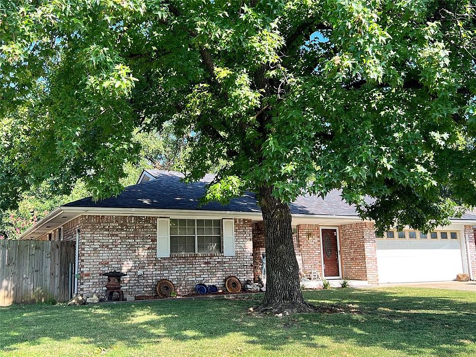 2nd image of 407 Leslie Dr