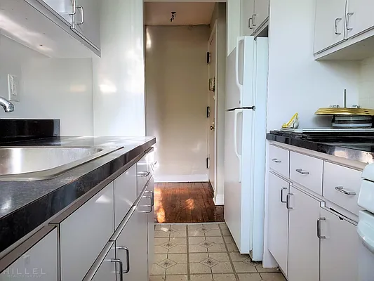 Rented by Hillel Realty Group | media 18