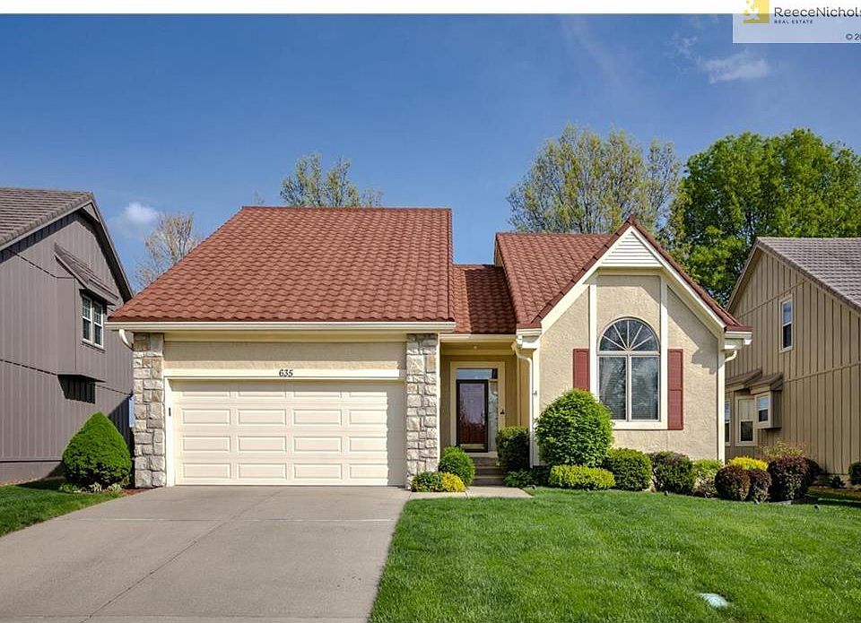 1st image of 635 NE Saint Andrews Cir
