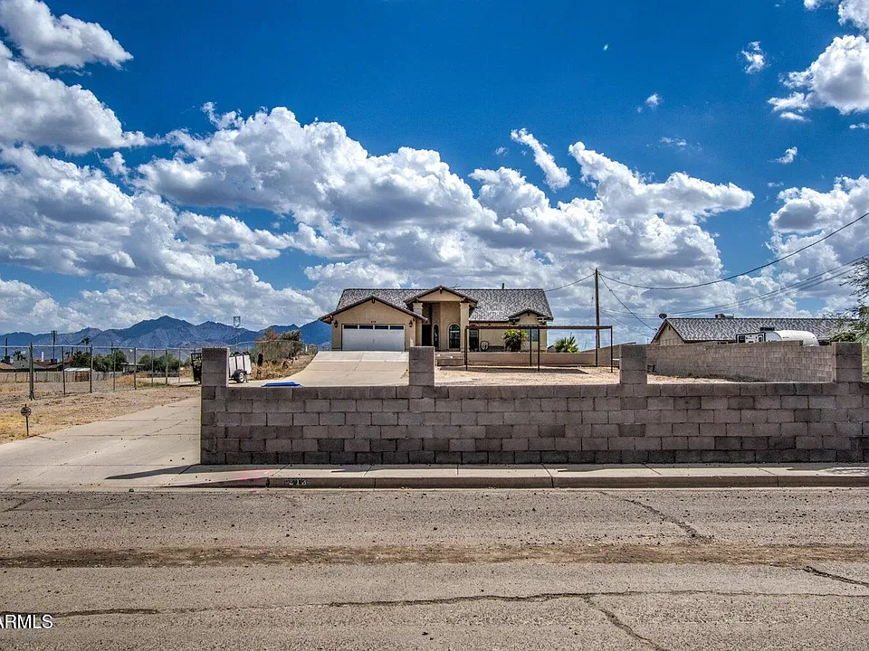 213 E Elm Ln