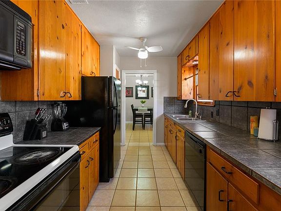 4th image of 422 E Miller Ave