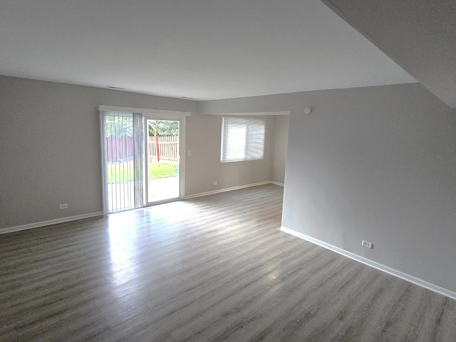3 bed, 2.5 bath, 1346 sqft, $2,300 — Photo 4