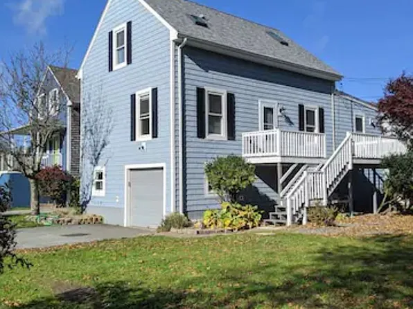 24 Raynham Ave, Portsmouth, RI 02871