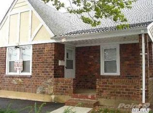 72 E Barclay St, Hicksville, NY 11801
